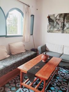 sala de estar con sofá y mesa en Maison d'hôtes Keur Racine en Cap Skirring