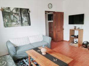 a living room with a couch and a coffee table at Maison d'hôtes Keur Racine in Cap Skirring