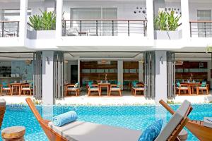 uma villa com piscina e um resort em Riversoul Boutique em Siem Reap