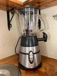 a blender sitting on top of a counter at KARUSA’s Farm Cottage in Oudtshoorn