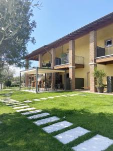 una casa con una pasarela frente a un patio en Locanda Arizona, en Bardolino