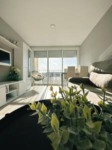 uma sala de estar com uma cama e um cacto em Apartamento Paradis Playa em La Pineda