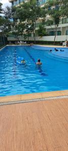 un grupo de personas nadando en una gran piscina en Apart Hotel - Park Sul, en Brasilia