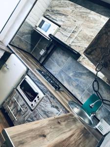 una vista aérea de una cocina con fregadero en Квартира в стиле лофт для гостей Караганды en Karagandá