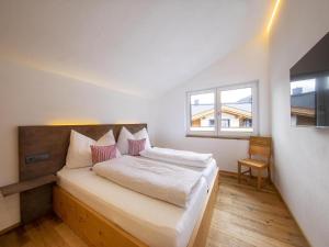 1 dormitorio con cama y ventana en Bergblick Apartment, en Wald im Pinzgau