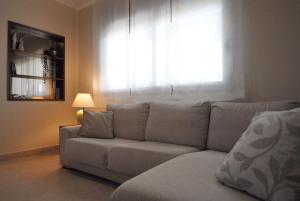 sala de estar con sofá y ventana en MAS PALOL, en Viladamat