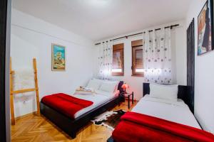 2 łóżka w pokoju z białymi ścianami w obiekcie CENTRAL Kolašin w mieście Kolašin