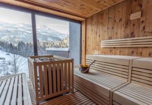 una sauna con vistas a una montaña nevada en Das Graseck - mountain hideaway & health care, en Garmisch-Partenkirchen