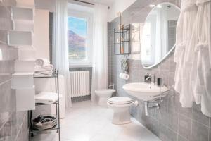 Et badeværelse på Fall In Love with Como Lake