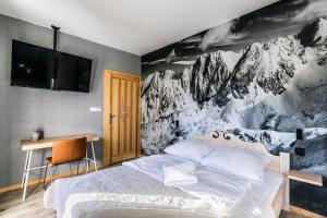 sypialnia z górskim malowidłem na ścianie w obiekcie Apartament Sova w mieście Kościelisko