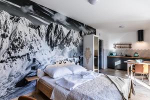 sypialnia z górskim malowidłem na ścianie w obiekcie Apartament Sova w mieście Kościelisko