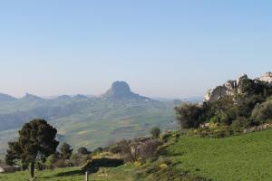 una vista de un valle verde con una montaña en el fondo en Bed and Breakfast Padalino, en Mussomeli