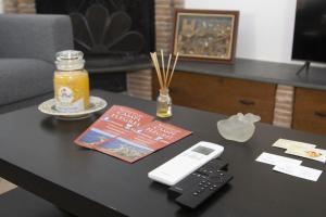 波佐利的住宿－Casa Polifemo，一张带遥控器的桌子和一本书