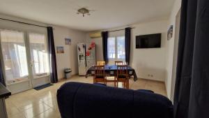 Televízia a/alebo spoločenská miestnosť v ubytovaní rêve méditerranéen, Le bonheur est dans ma maison