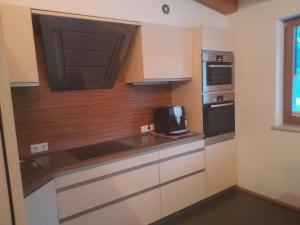 Kuchyň nebo kuchyňský kout v ubytování Haus Hotz Apart Talblick