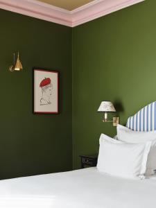 Postel nebo postele na pokoji v ubytování Hôtel Les Deux Gares & Spa