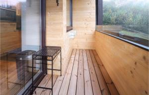 Bachwinkl的住宿－Nice Apartment In Maria Alm Am Steinernen With Wifi，客房铺有木地板,配有玻璃桌。