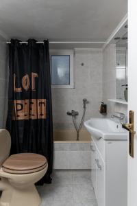 ピレウスにあるBlue Chill Paradise Seaview Suite w/ Kingbedのバスルーム(トイレ、黒いシャワーカーテン付)