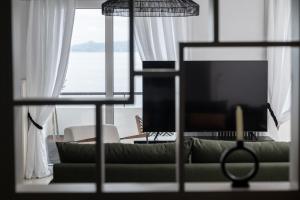 TV a/nebo společenská místnost v ubytování Blue Chill Paradise Seaview Suite w/ Kingbed