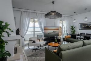 ピレウスにあるBlue Chill Paradise Seaview Suite w/ Kingbedのリビングルーム(ソファ、テレビ付)