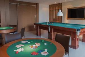 a room with a table and a pool table at Apartamento linda vista no Brisas do Lago, Brasília in Brasília