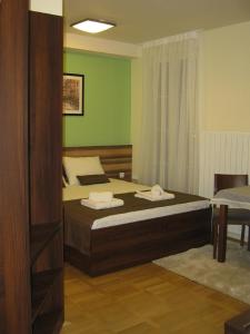Un pat sau paturi într-o cameră la Apartments Bohemia - Center