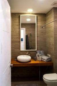 uma casa de banho com um lavatório e um espelho em Hotel DUCASSI SOL CARIBE em Punta Cana