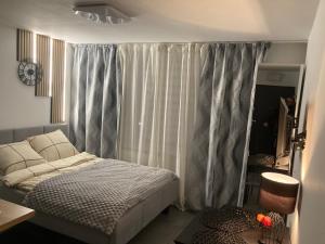 1 dormitorio con 1 cama y una ventana con cortinas en Downtown Batorego Centrum Mokotów Śródmieście Subway Wifi free Netflix smartTv, en Varsovia