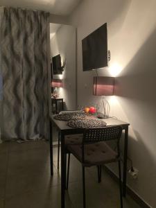 Pokój ze stołem z krzesłem i lampką w obiekcie Downtown Batorego Centrum Mokotów Śródmieście Subway Wifi free Netflix smartTv w Warszawie