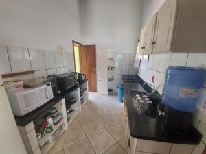 因比圖巴的住宿－Casa Barra da Ibiraquera，厨房配有水槽和微波炉