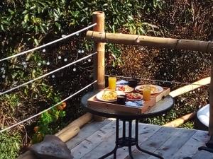 una mesa con una bandeja de comida. en Refugio Mirador del Ocaso, en Zipacón