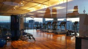 - une salle de sport avec un groupe de tapis de course dans un bâtiment dans l'établissement Deluxe Suites D'Majestic Place, KL City Centre, à Kuala Lumpur