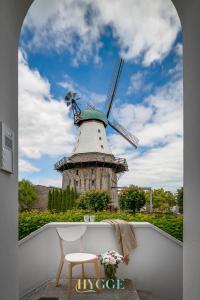 eine Mühle mit einem Stuhl und einer Windmühle in der Unterkunft Villa Hygge Kappeln - Ferienwohnungen in Kappeln