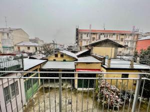 grupa budynków ze śniegiem na dachach w obiekcie [Metro-apartment]: fabolous flat w mieście Moncalieri