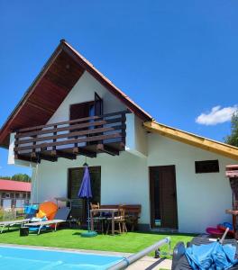 een huis met een patio en een zwembad bij Oaza Mira-vikend kuca sa bazenom in Pale