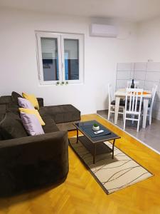 a living room with a couch and a table at Apartmani Mir A2 in Vrnjačka Banja