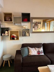 sala de estar con sofá y espejo en Appartement duplex Belle Plagne, en La Plagne