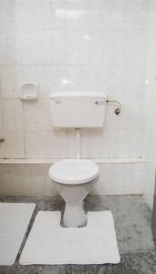 La salle de bains est pourvue de toilettes blanches. dans l'établissement Jenna stays, à Nyeri