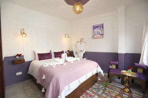 馬拉喀什的住宿－Riad Heklek，一间卧室配有一张带两个天鹅的床