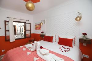 馬拉喀什的住宿－Riad Heklek，一间卧室配有带毛巾的床