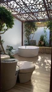 Hotel Boutique El Carmel في فيلا دي ليفا: وجود حوض استحمام جالس تحت البرغولية