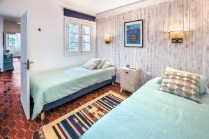 1 dormitorio con 2 camas y ventana en Casa Guatifay en Puerto del Carmen
