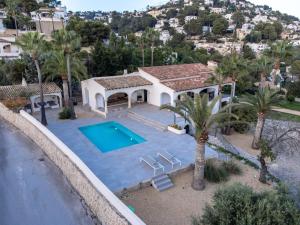 eine Luftaufnahme eines Hauses mit Swimmingpool in der Unterkunft EL TORO - By Almarina Villas in Benissa