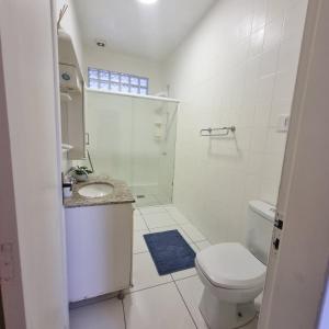 a bathroom with a toilet and a sink and a shower at Apartamento inteiro 30 metros do mar in Balneário Camboriú