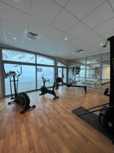 Posilňovňa alebo fitness centrum v ubytovaní La Mongie magnifique Appart 7 pers vue pistes, piscine, wifi, salle de sport