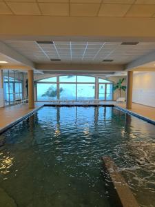 Bazén v ubytovaní La Mongie magnifique Appart 7 pers vue pistes, piscine, wifi, salle de sport alebo v jeho blízkosti