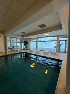 Bazén v ubytovaní La Mongie magnifique Appart 7 pers vue pistes, piscine, wifi, salle de sport alebo v jeho blízkosti