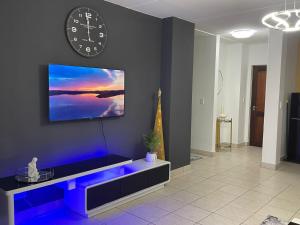 una sala de estar con un reloj grande en la pared en luxury with power backup, en Johannesburgo