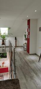 een grote kamer met een trap en een kamer met een tafel bij Linda in Ruderatshofen