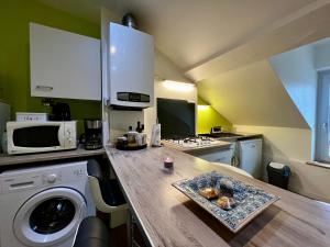 A kitchen or kitchenette at Esprit Cocooning / Secteur centre / Netflix
